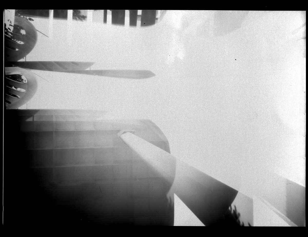 Pod stolem čtyřdírkou - Pinhole